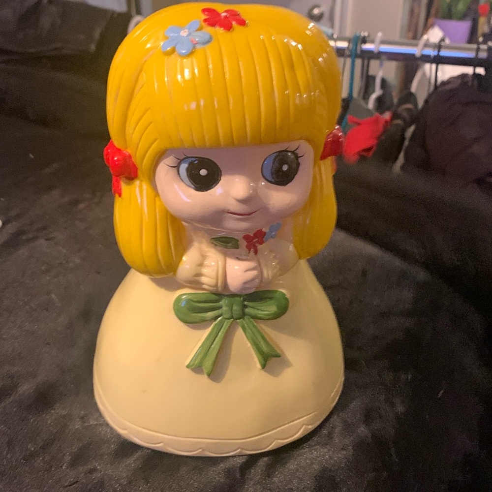 Musical piggy bank vintage hippy big eyed girl,over 50 and works/looks amazing